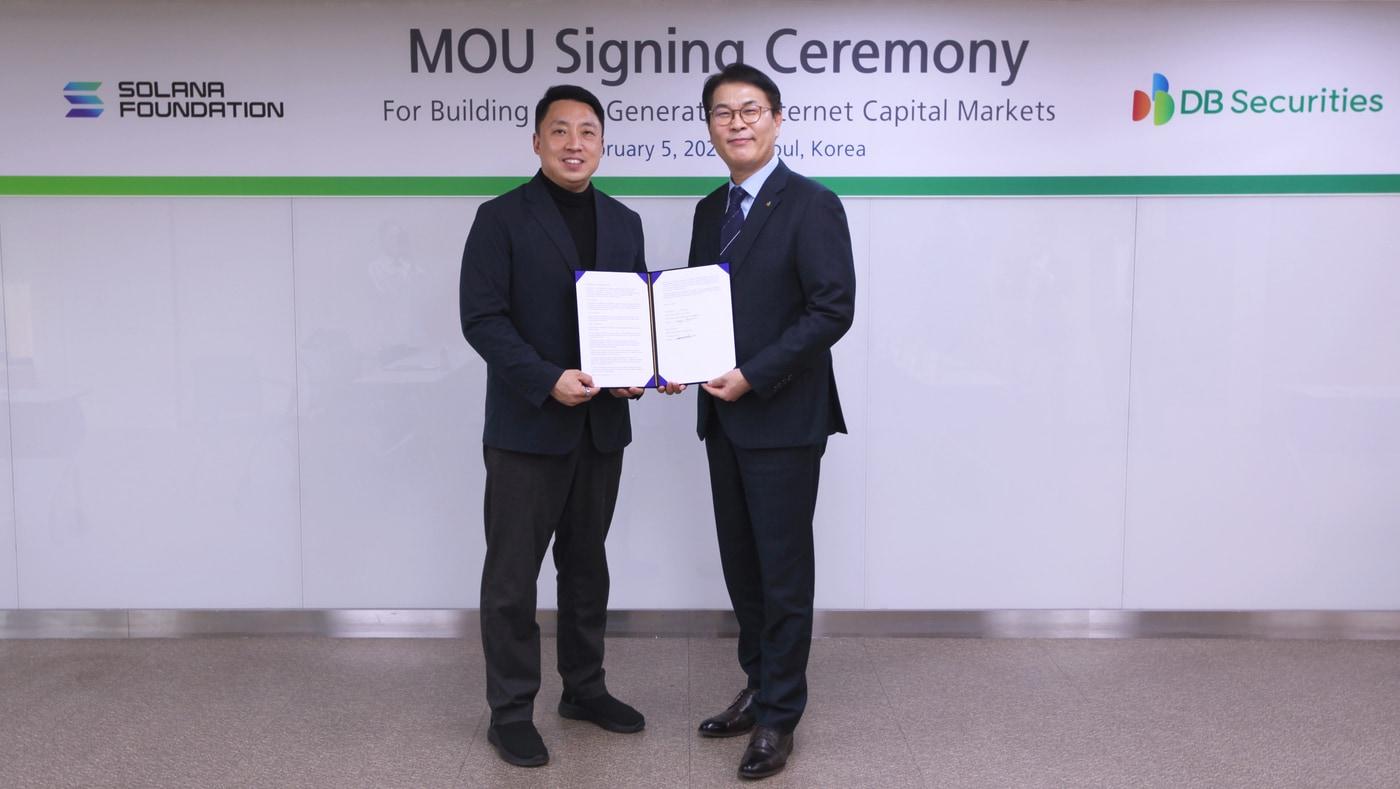 본문 이미지 - 지난 5일 DB증권 본사에서 이성산 솔라나 재단 한국 대표(왼쪽)와 장현일 DB증권 경영지원부문장(CFO)이 업무 협약(MOU)을 체결하고 기념사진을 촬영하고 있다(DB증권 제공). ⓒ 뉴스1
