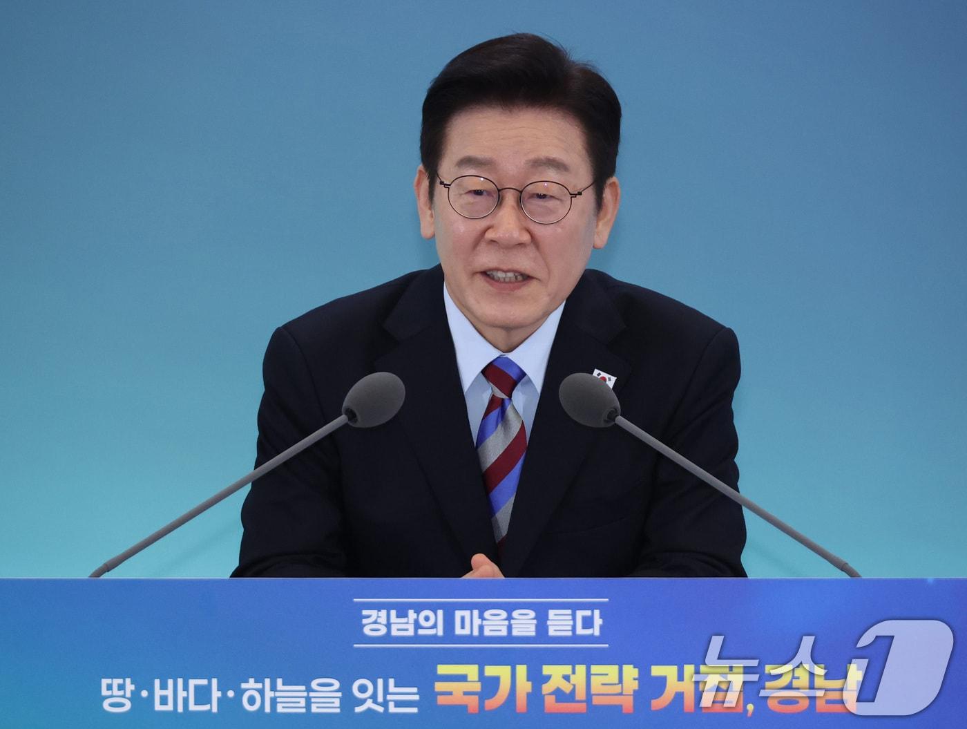 본문 이미지 - 이재명 대통령이 6일 창원 성산구 창원컨벤션센터에서 열린 '경남의 마음을 듣다' 타운홀 미팅에 참석해 인사말을 하고 있다.(청와대통신사진기자단) 2026.2.6 / ⓒ 뉴스1 이재명 기자