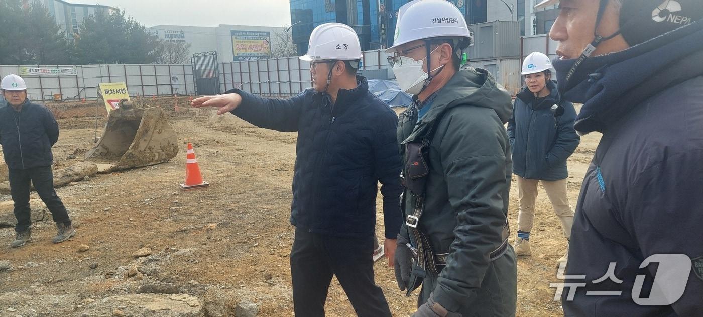 본문 이미지 - 지난 5일 고용노동부 서산지청장과 관계자는 관내 건설현장 화재폭발사고 예방 및 한파안전 실태에 대한 불시점검을 하고 있다.(서산지청 제공. 재판매 및 DB금지)2026.2.6/뉴스1