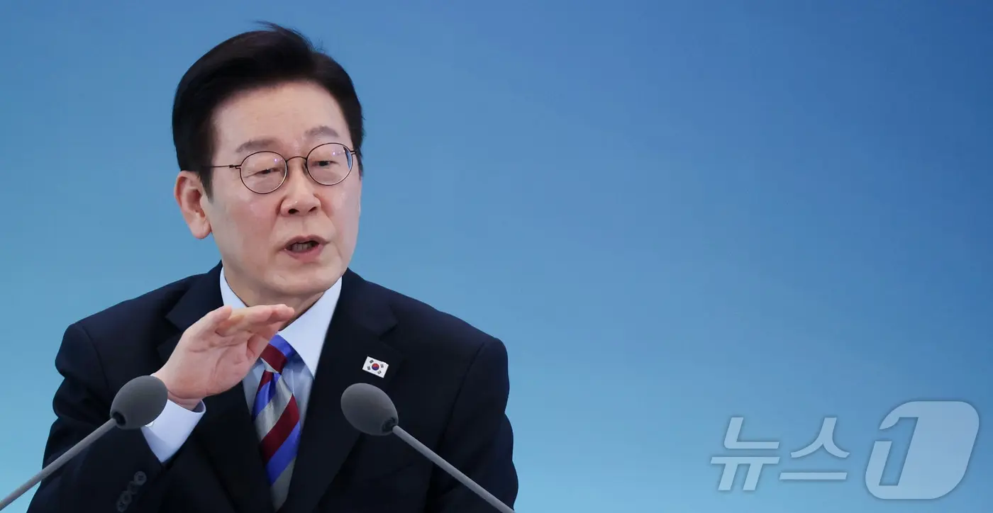 본문 이미지 - 이재명 대통령이 지난 6일 창원 성산구 창원컨벤션센터에서 열린 '경남의 마음을 듣다' 타운홀 미팅에서 발언을 하고 있다. (청와대통신사진기자단) 2026.2.6 ⓒ 뉴스1 이재명 기자