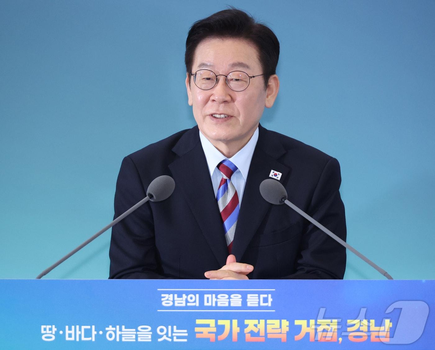 본문 이미지 - 이재명 대통령이 6일 창원 성산구 창원컨벤션센터에서 열린 '경남의 마음을 듣다' 타운홀 미팅에서 발언을 하고 있다. (청와대통신사진기자단) 2026.2.6 / ⓒ 뉴스1 이재명 기자