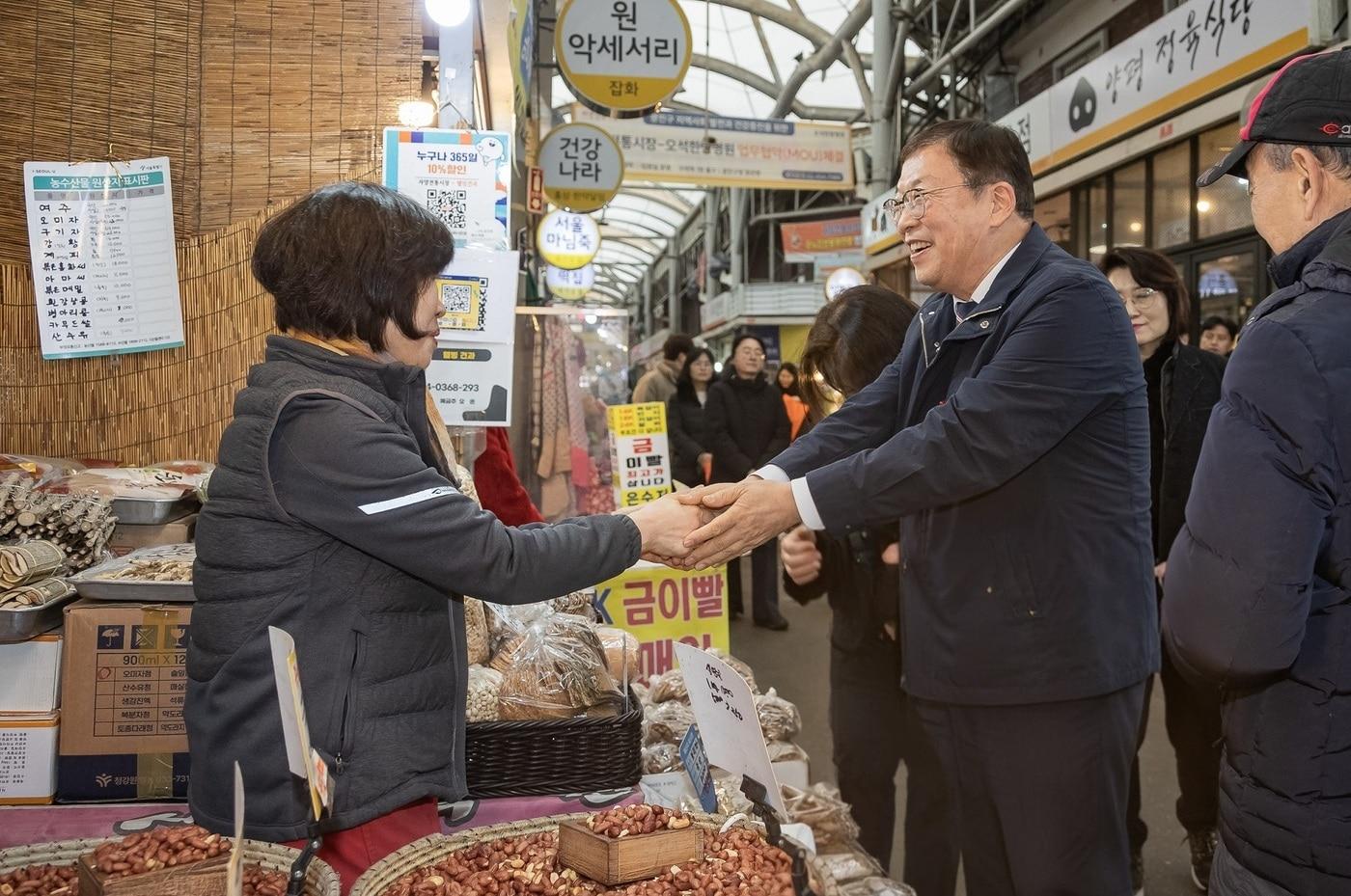 본문 이미지 - 지난 4일 김경호 광진구청이 자양전통시장을 방문해 상인들과 인사를 나누고 있다.
