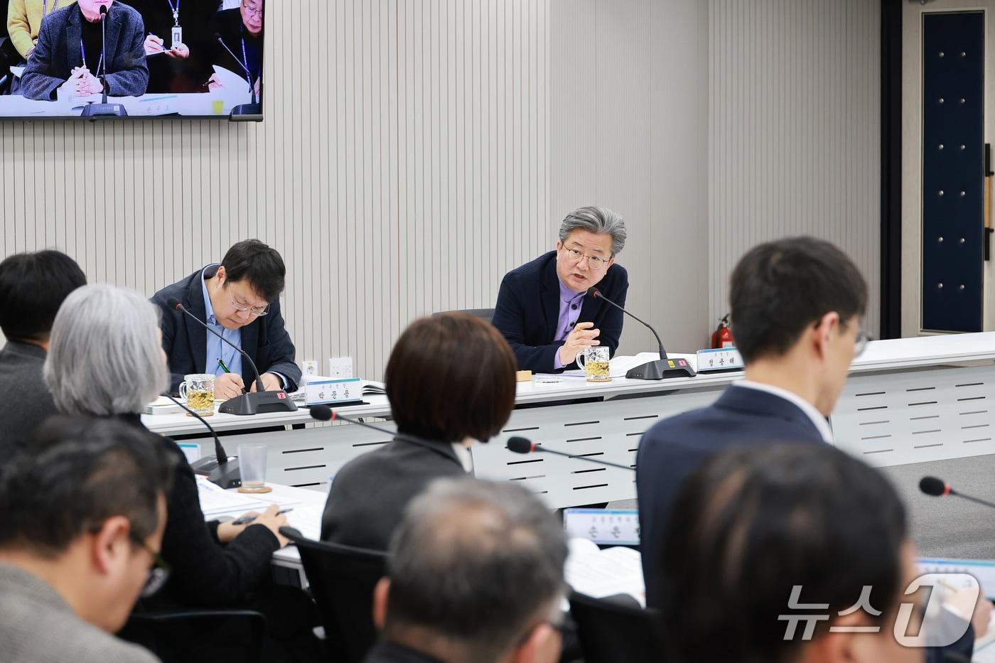 본문 이미지 - 정용래 유성구청장이 주요업무계획 보고회를 주재하고 있다.(대전 유성구 제공. 재판매 및 DB금지)/뉴스1