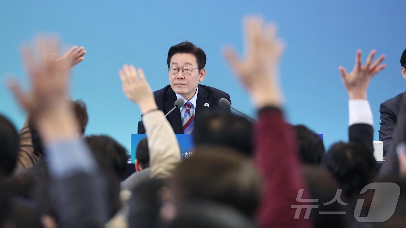 본문 이미지 - 이재명 대통령이 6일 창원 성산구 창원컨벤션센터에서 열린 '경남의 마음을 듣다' 타운홀 미팅에서 시민들의 질문을 받고 있다. 2026.2.6 / ⓒ 뉴스1 이재명 기자