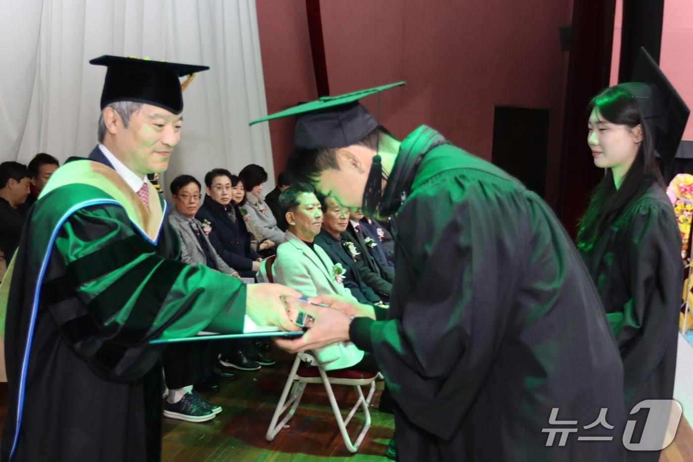 본문 이미지 - 이승환 구미대 총장이 6일 '제33회 학위수여식'에서 졸업생에게 학위증서를 전달하고 있다.(구미대 제공. 재판매 및 DB금지)/뉴스1