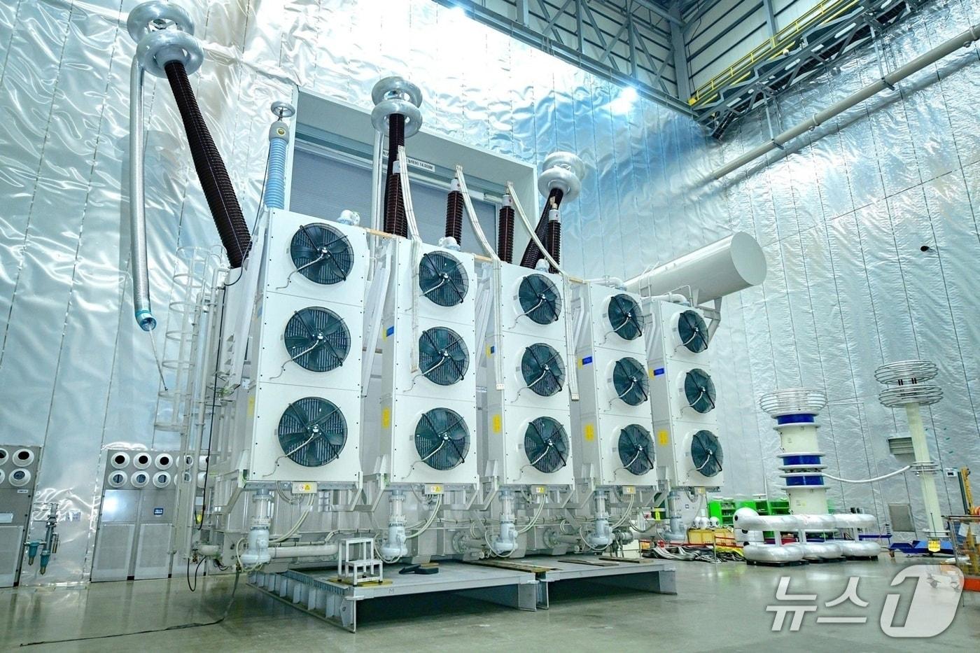 본문 이미지 - HD현대일렉트릭의 초고압변압기.(HD현대일렉트릭 제공)