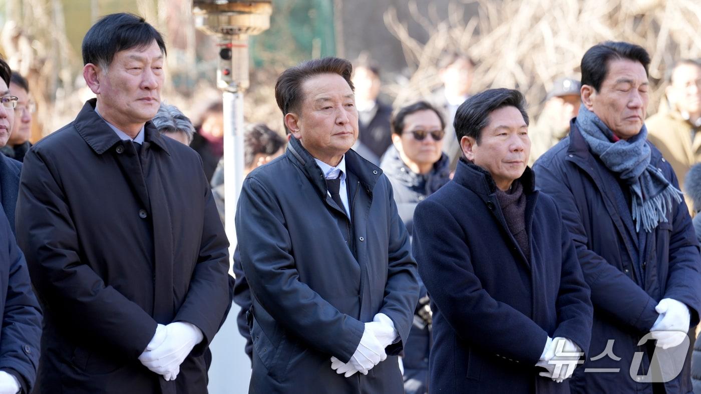 본문 이미지 -  왼쪽부터 박영기 제천시의회 의장, 김영환 충북지사, 김창규 제천시장 등이 헌화하고 있다.(제천시 제공. 재판매 및 DB금지)/뉴스1 