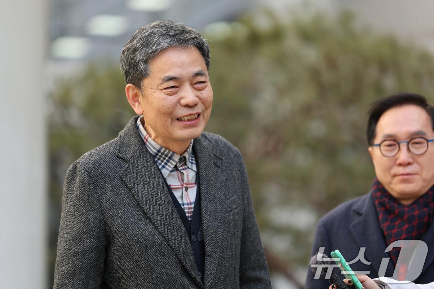 본문 이미지 - 곽상도 전 국회의원이 6일 오후 서울 서초구 서울중앙지방법원에서 열린 범죄수익은닉규제법 위반 등 혐의 선고에서 공소 기각 결정을 받고 입장을 밝히고 있다. '50억 퇴직금'을 받아 특정범죄 가중처벌법상 뇌물 혐의로 기소된 곽 전 의원의 아들 병채 씨에게는 무죄가 선고됐다.(공동취재) 2026.2.6 / ⓒ 뉴스1 김명섭 기자