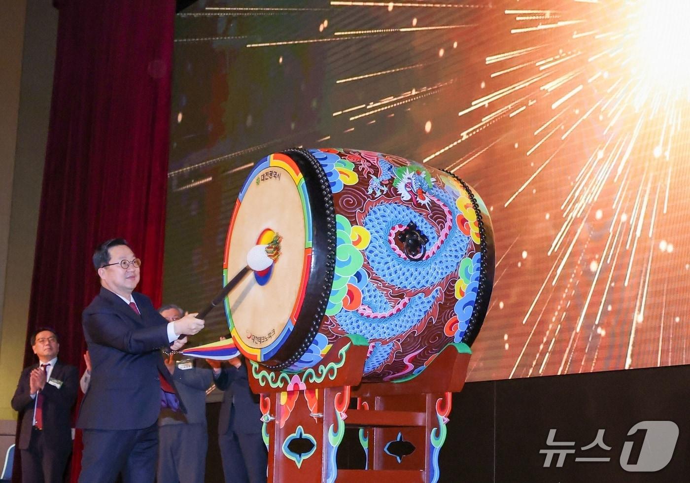 본문 이미지 - 이장우 대전시장이 6일 대전경제의 도약과 기업들의 건승을 기원하는 마음을 담은 타북 세레모니를 하고 있다. (시 제공) / 뉴스1