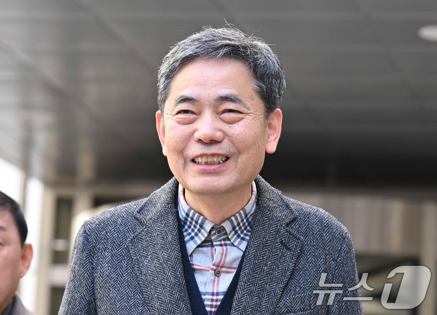 본문 이미지 - 곽상도 전 국민의힘 의원이 지난 6일 서울 서초구 서울중앙지방법원에서 열린 범죄수익은닉규제법 위반 혐의 1심 선고 공판 후 법원을 나서며 취재진의 질문에 답하고 있다. (공동취재) 2026.2.6 ⓒ 뉴스1 김명섭 기자