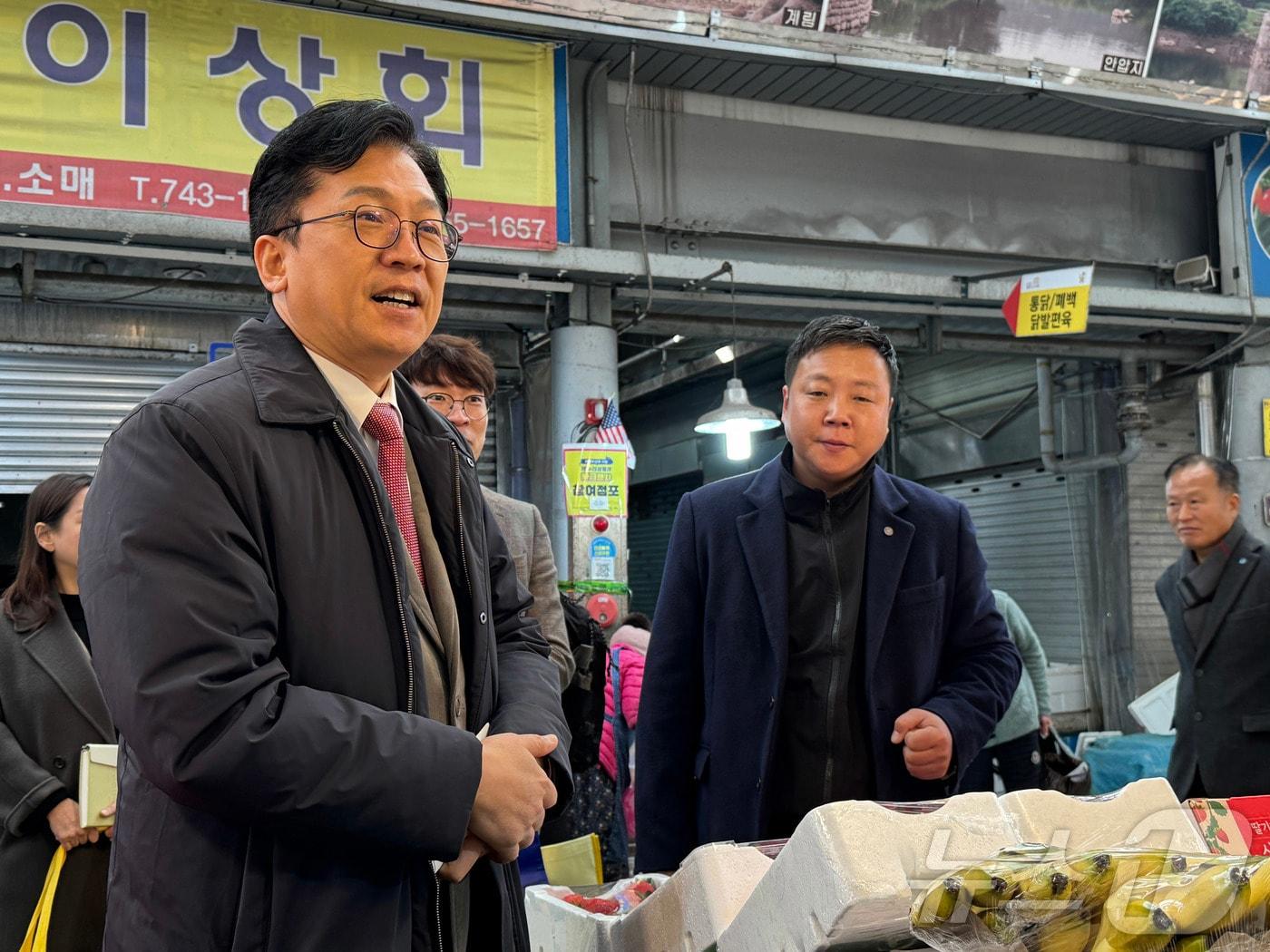 본문 이미지 - 이병권 중소벤처기업부 제2차관이 6일 경북 경주 성동시장을 방문해 문화관광형 전통시장 추진현황을 점검하고 있다. (중소벤처기업부 제공. 재판매 및 DB 금지) 2026.2.6 ⓒ 뉴스1