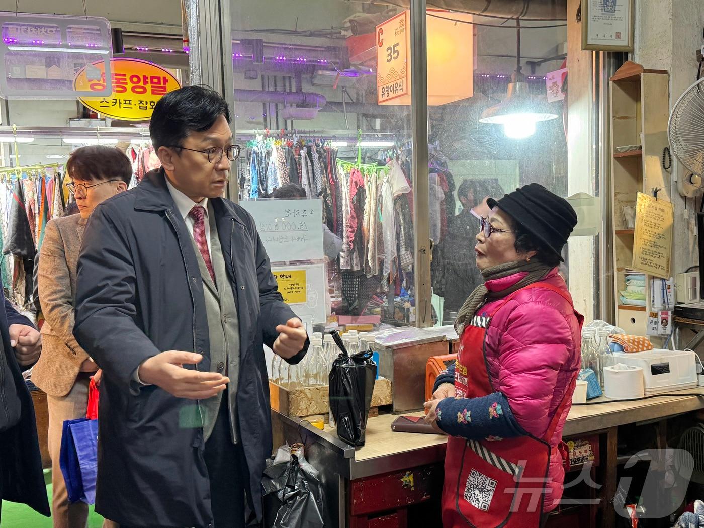 본문 이미지 - 이병권 중소벤처기업부 제2차관이 6일 경북 경주 성동시장을 방문해 문화관광형 전통시장 추진현황을 점검하고 있다. (중소벤처기업부 제공. 재판매 및 DB 금지) 2026.2.6 ⓒ 뉴스1