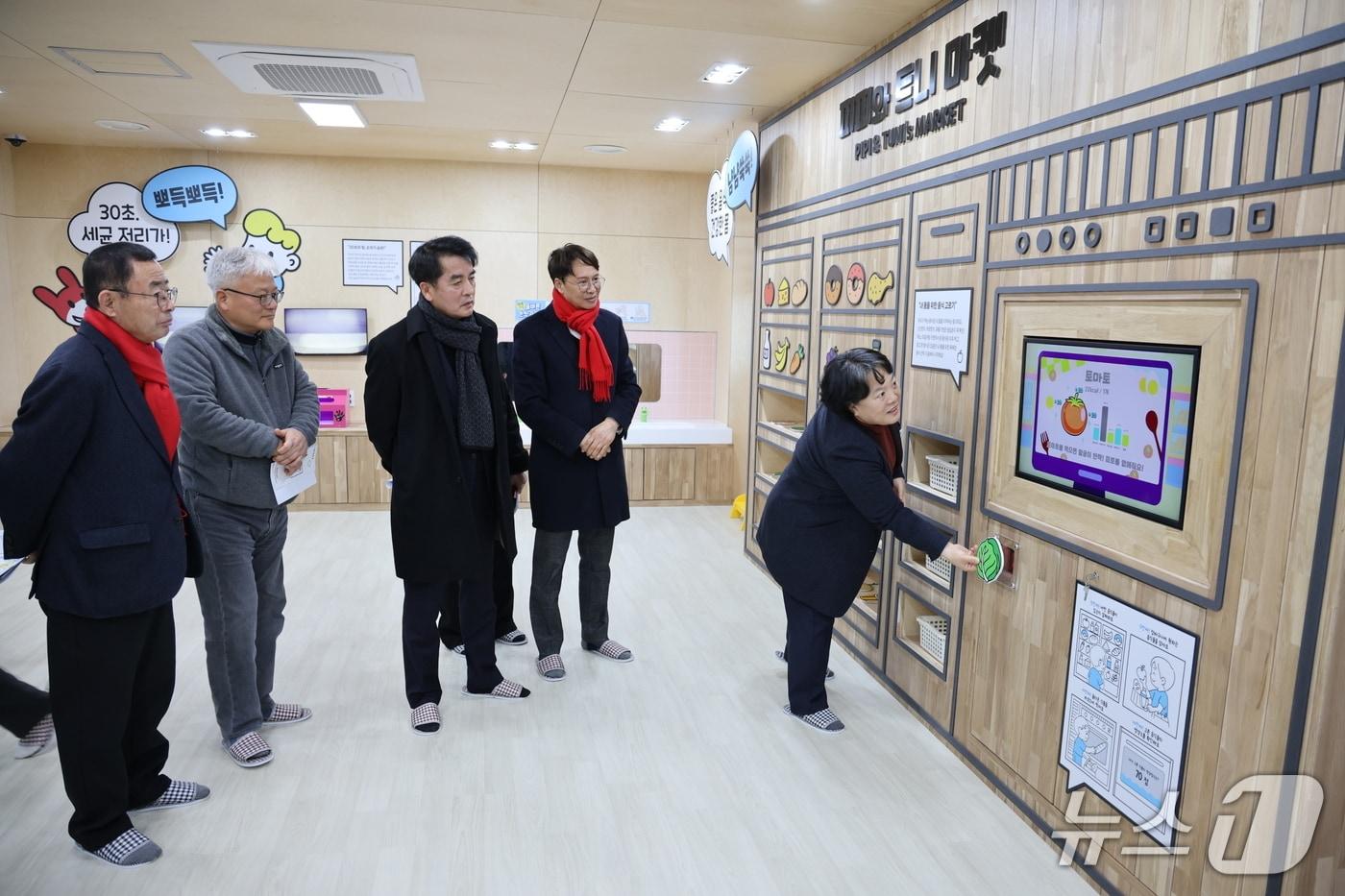 본문 이미지 - 6일 최재형 보은군수가 어린이 건강체험관을 둘러보고 있다. (보은군 제공. 재판매 및 DB금지)/뉴스1 