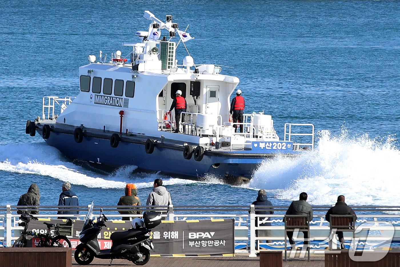 본문 이미지 - 6일 오후 부산항 연안유람선부두에서 법무부 부산출입국·외국인청 신조 1호 감시정 '부산진호' 취항식이 열린 가운데 부산진호가 부산앞바다를 항해하고 있다.2026.2.6 / ⓒ 뉴스1 윤일지 기자
