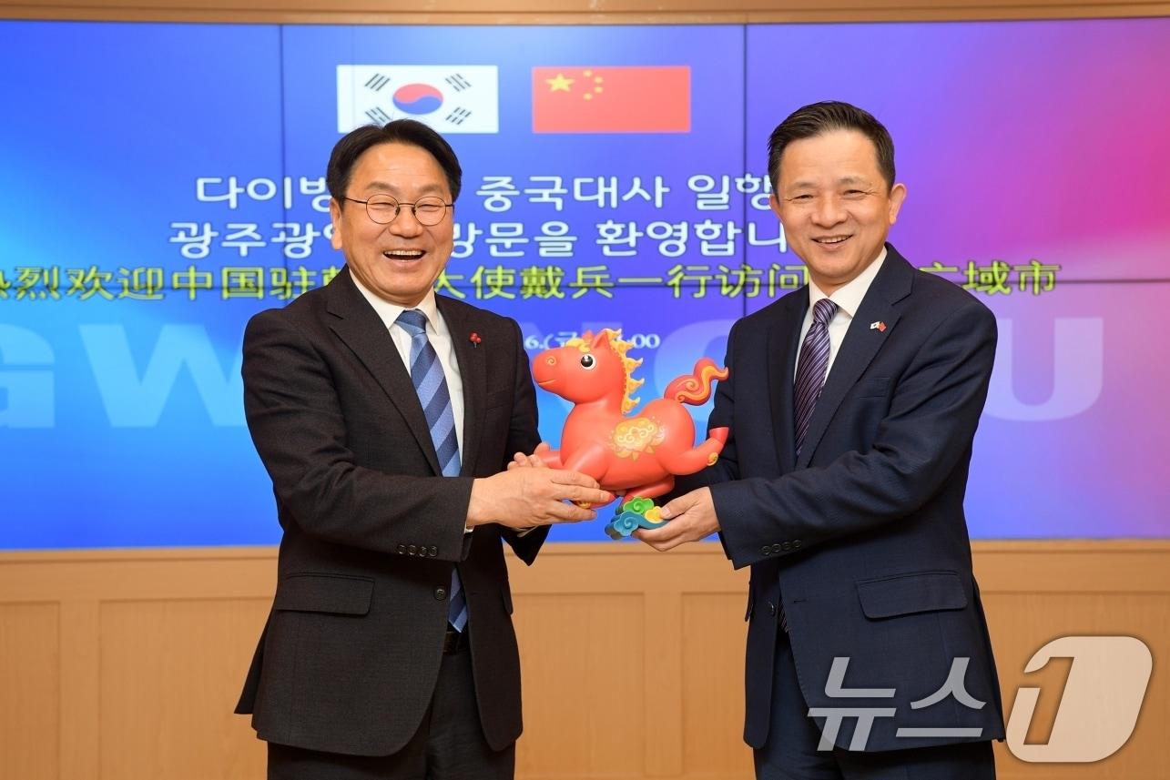 본문 이미지 - 강기정 광주광역시장이 6일 시청 비즈니스룸에서 다이빙(戴兵) 주한 중국대사와 접견을 갖고 한·중 지방정부 간 교류·협력 강화 방안을 논의한뒤 기념촬영을 하고 있다. (광주광역시 제공. 재판매 및 DB금지) 2026.2.6 / ⓒ 뉴스1 