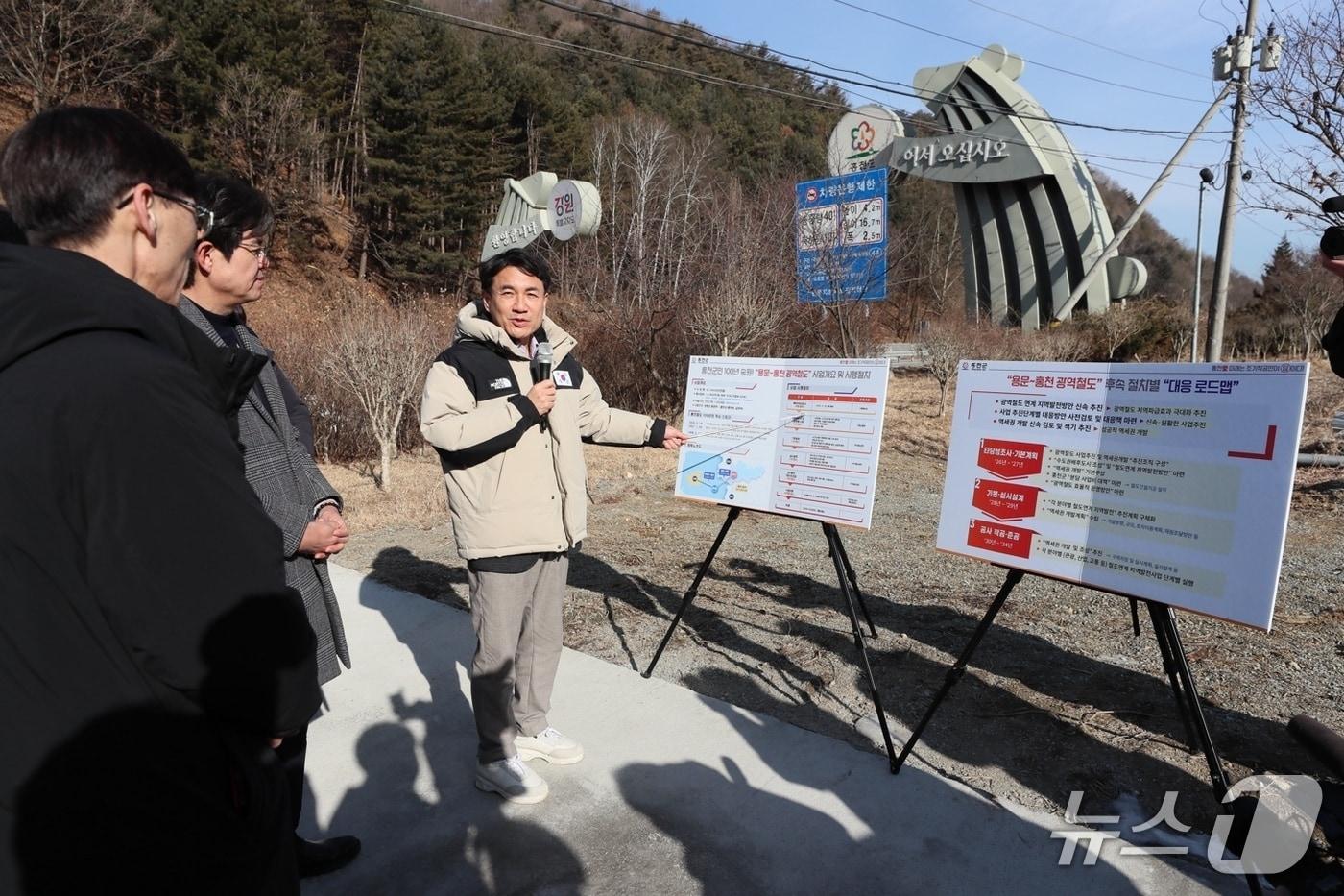 본문 이미지 - 김진태 강원도지사가 6일 홍천군을 찾아 SOC 정책발표 및 주민환담을 실시했다.(강원도 제공. 재판매 및 DB금지)/뉴스1
