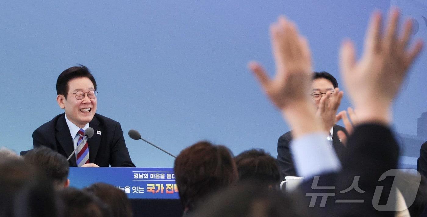 본문 이미지 - 이재명 대통령이 지난 6일 창원 성산구 창원컨벤션센터에서 열린 '경남의 마음을 듣다' 타운홀미팅 간담회에서 참석자들의 발언권 요청을 받고 있다. (청와대통신사진기자단) 2026.2.6 ⓒ 뉴스1 이재명 기자