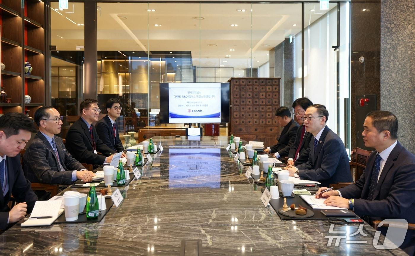 본문 이미지 - 이명구 관세청장(오른쪽 두번째)이 (주)이랜드월드를 방문하여 업체 관계자와 이야기를 나누고 있다. (관세청 제공.재판매 및 DB금지)/뉴스1