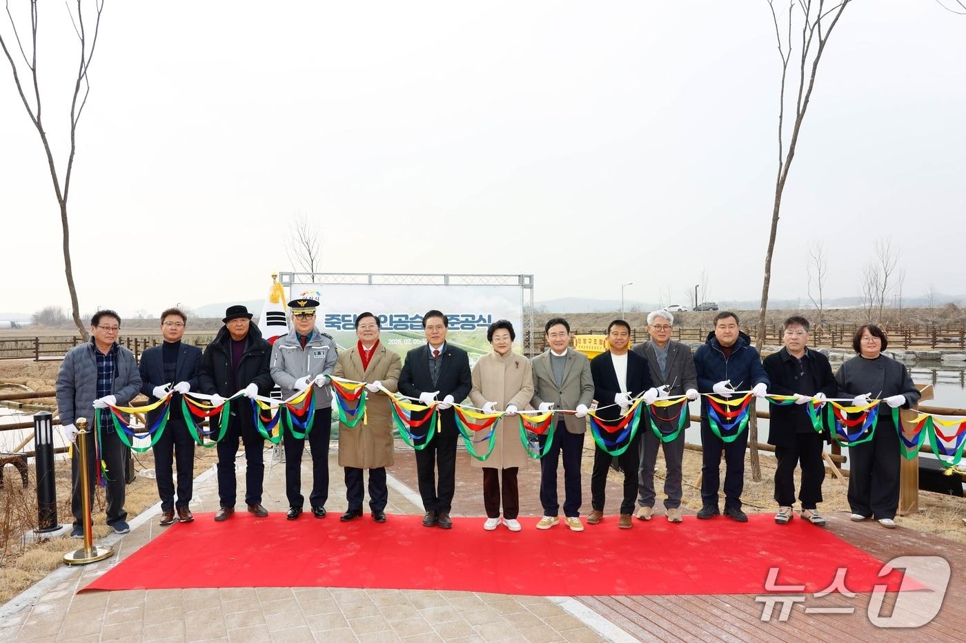 본문 이미지 - 지난 5일 열린 죽당천 인공습지 조성사업 준공식에서 참석자들이 테이프 커팅을 하고 있는 모습.(이천시 제공)