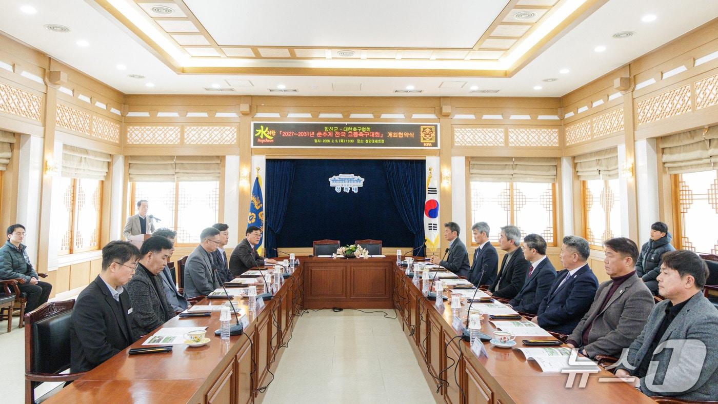 본문 이미지 - 김윤철 합천군수와 정몽규 대한축구협회장 등이 6일 합천영상테마파크 청와대 세트장에서 춘·추계 전국고등축구대회 개최를 논의하고 있다(합천군 제공. 재판매 및 DB금지).