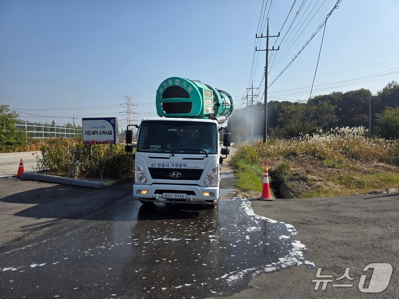 본문 이미지 - 전국에서 가축전염병이 잇따라 발생하고 있는 가운데 전북도가 설 명절 전후 24시간 비상방역체계를 가동하며 총력 대응에 나선다.(전북도 제공. 재판매 및 DB금지)/뉴스1 