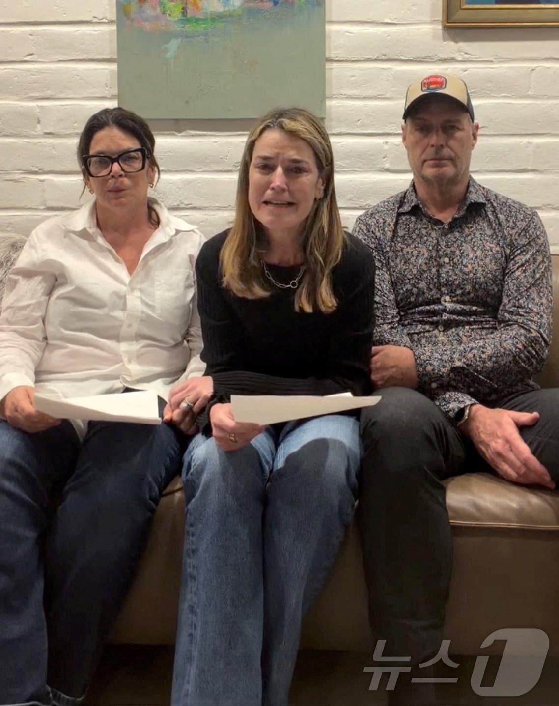 본문 이미지 - 미국 언론인 겸 방송 진행자인 서배너 거스리가 남매 애니, 캐머런과 함께 영상 메시지로 며칠 전 애리조나 자택에서 실종된 어머니 낸시 거스리 납치범들에게 호소하는 모습. 이 화면은 2026년 2월 4일 공개된 소셜미디어 영상에서 캡처한 것으로, 촬영 장소는 특정되지 않았다.(서배너 거스리 인스타그램)ⓒ 로이터=뉴스1