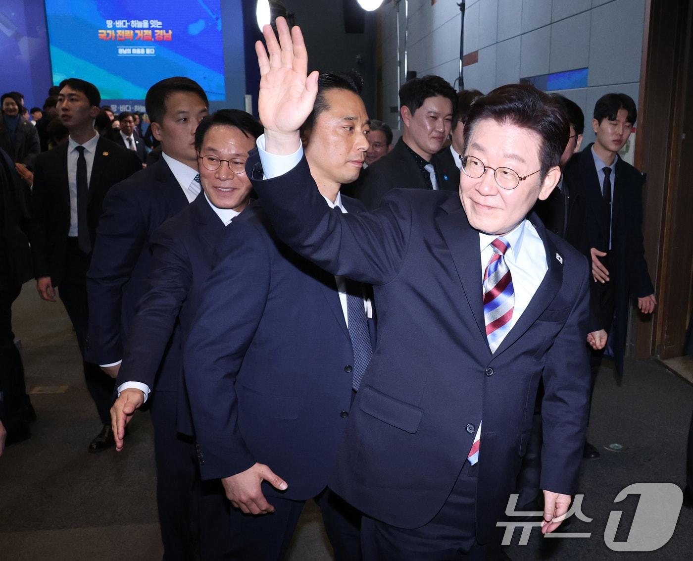 본문 이미지 - 이재명 대통령이 지난 6일 창원 성산구 창원컨벤션센터에서 열린 '경남의 마음을 듣다' 타운홀미팅 간담회를 마친 후 참석자들을 향해 인사하며 이석하고 있는 모습. (청와대통신사진기자단) 2026.2.6 ⓒ 뉴스1 이재명 기자