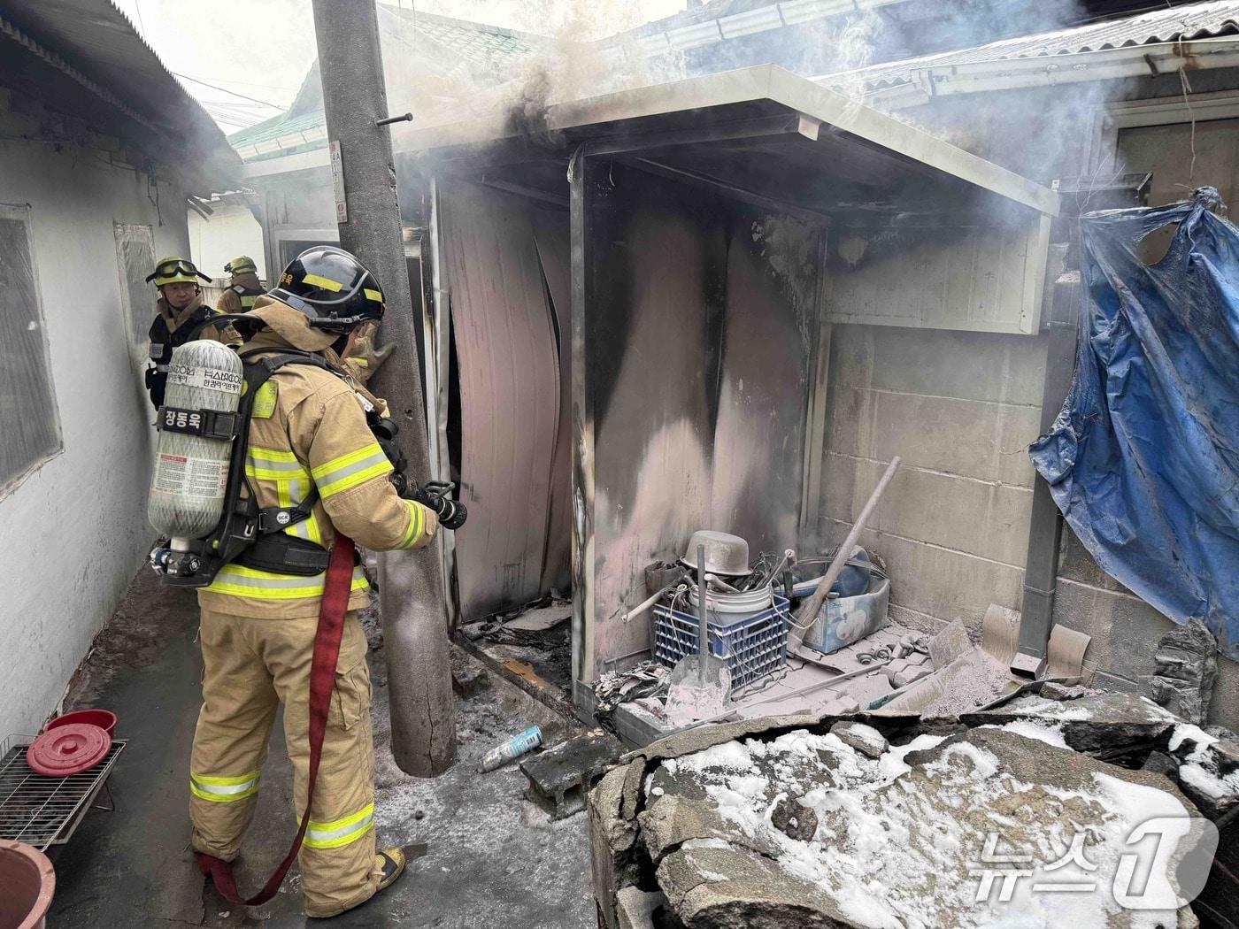 본문 이미지 - 지난 4일 오전 11시45분쯤 발생한 주택 화재 현장 모습.(강원도소방본부 제공. 재판매 및 DB금지)/뉴스1