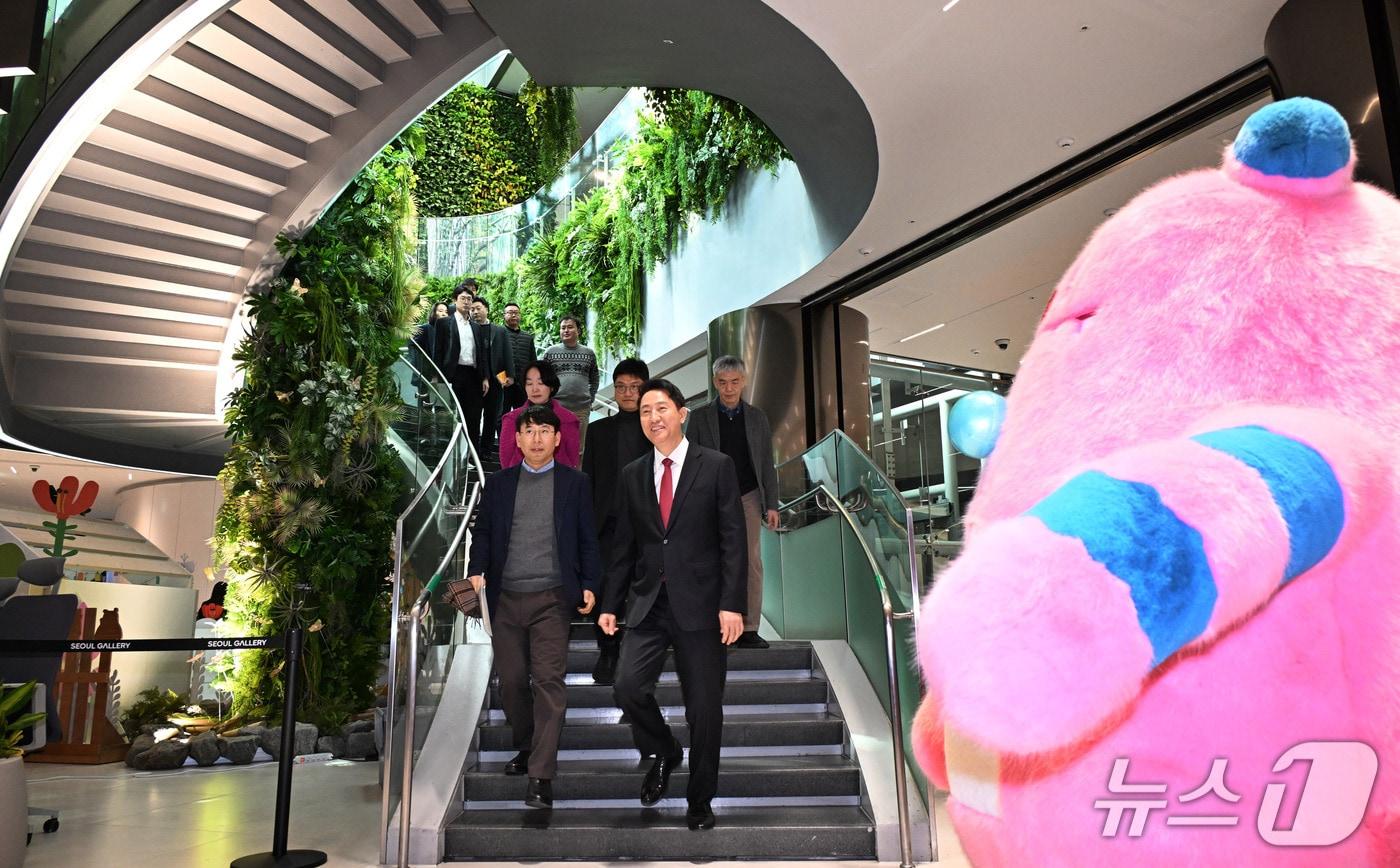 본문 이미지 - 오세훈 서울시장이 6일(금) 서울시청에서 열린 서울갤러리 개관 팝업 행사장에 들어서고 있다.