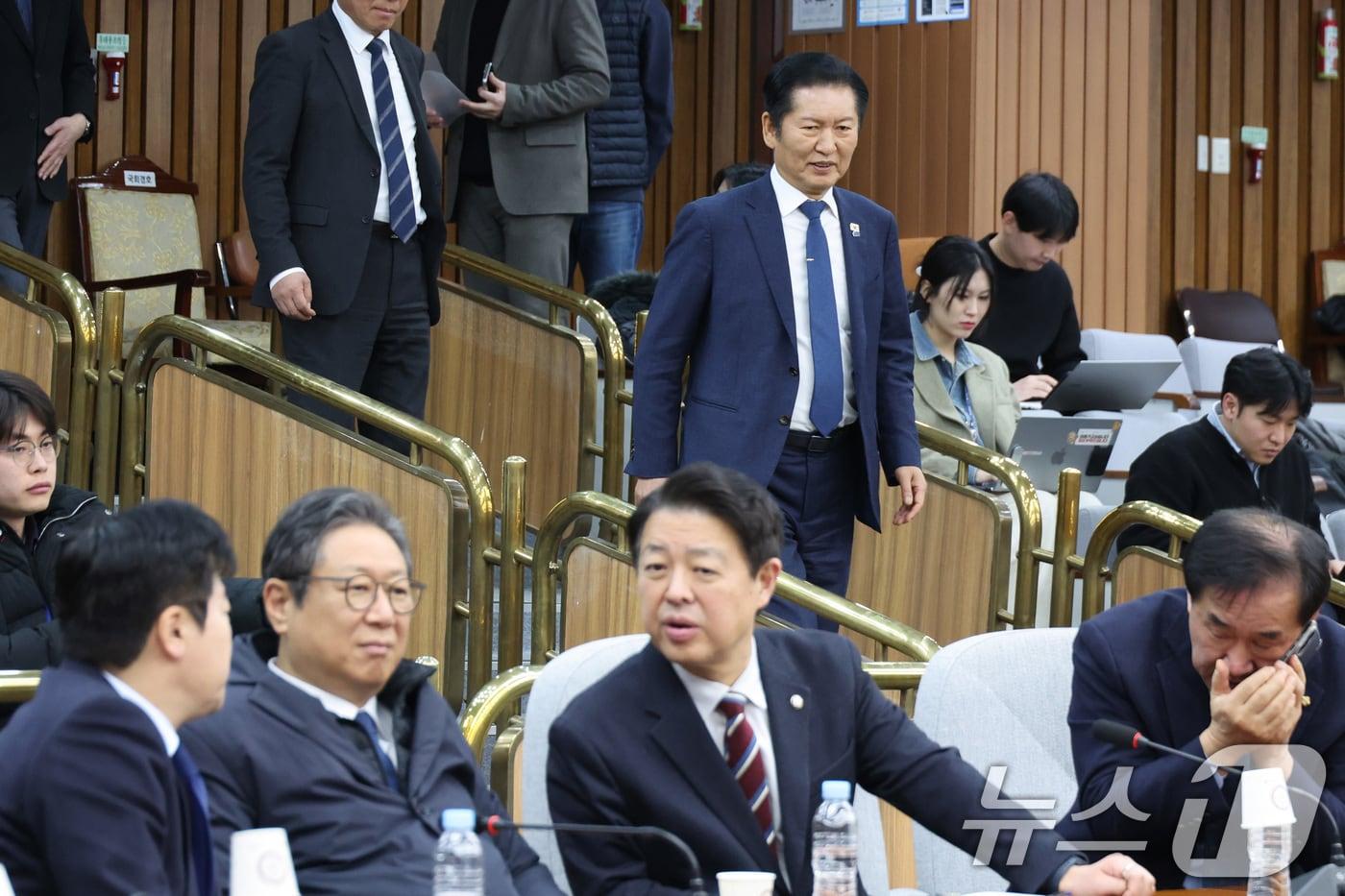 본문 이미지 - 정청래 더불어민주당 대표가 지난 6일 서울 여의도 국회에서 열린 조국혁신당과의 합당 관련 3선 의원 간담회에 참석하고 있다. 2026.2.6 ⓒ 뉴스1 신웅수 기자