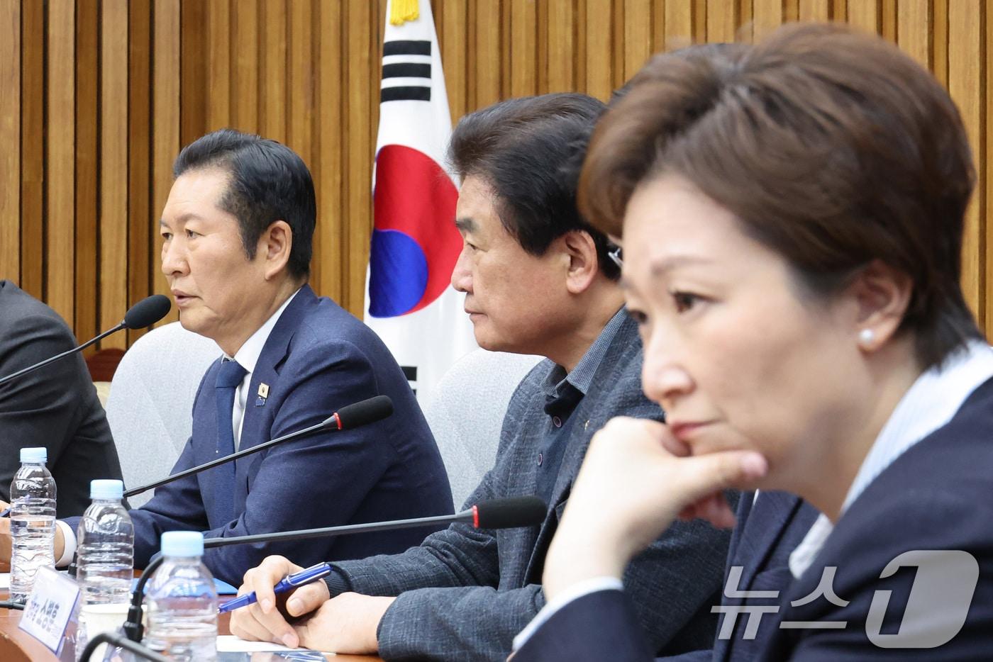 본문 이미지 - 정청래 더불어민주당 대표가 6일 서울 여의도 국회에서 열린 조국혁신당과의 합당 관련 3선의원 간담회에서 인사말을 하고 있다. 2026.2.6 ⓒ 뉴스1 신웅수 기자