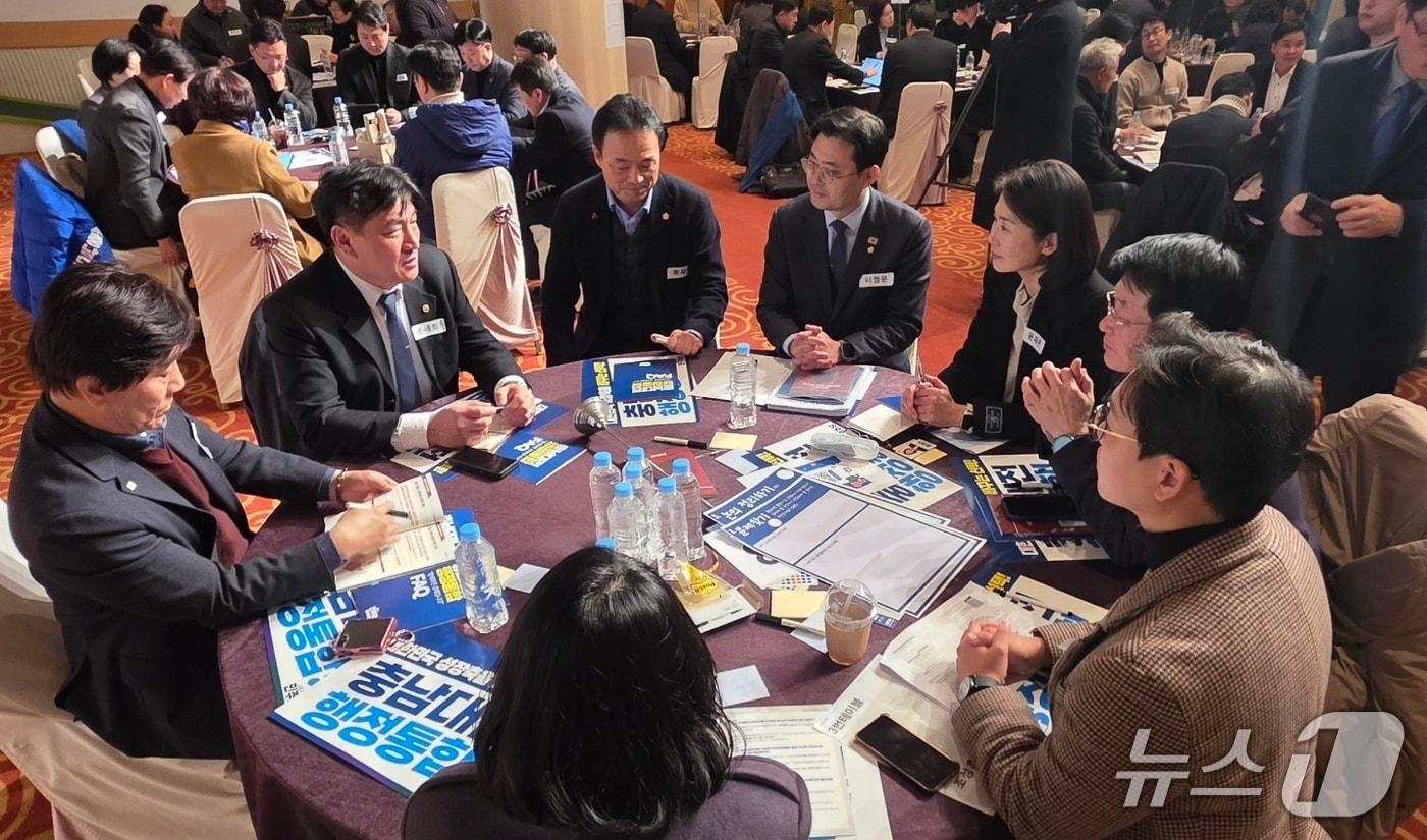 본문 이미지 - 6일 충남 아산시 온양관광호텔 크리스탈볼룸홀에서 열린 충남대전통합 타운홀 미팅에서 참석자들의 정부의 행정통합 추진을 뒷받침하기 위한 전략 등을 논의하고 있다.2026.2.6. ⓒ 뉴스1 이시우 기