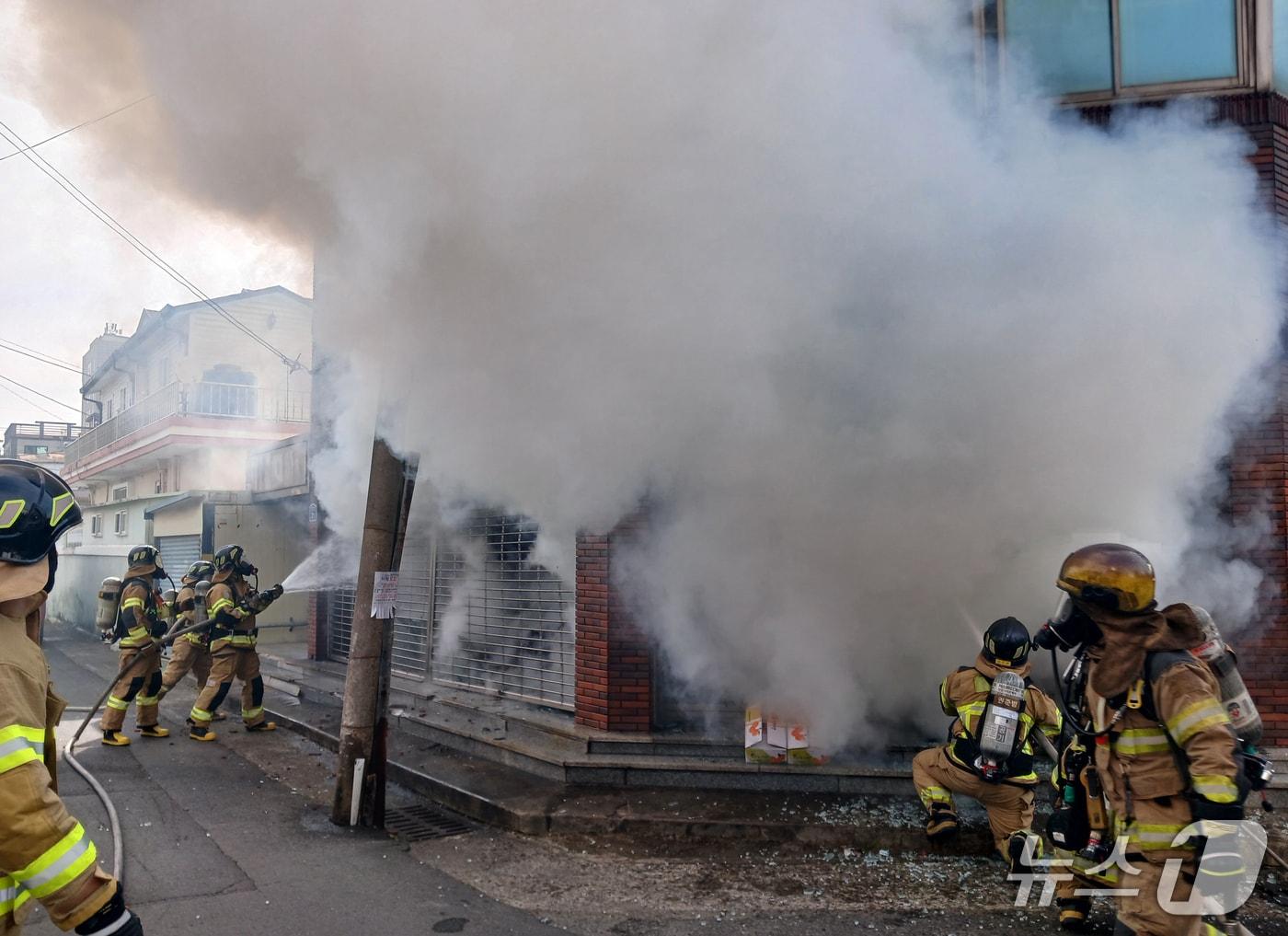 본문 이미지 -  6일 오전 11시22분쯤 경북 포항시 북구 죽도동의 한 상가 건물 1층에서 불이 나 연기가 치솟고 있다.(포항북부소방서 제공, 재판 및 DB금지) 2026.2.6/뉴스1