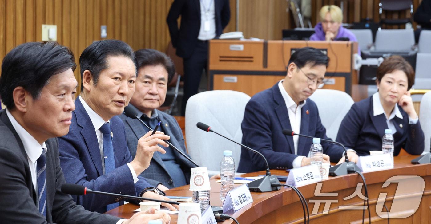 본문 이미지 - 정청래 더불어민주당 대표가 6일 서울 여의도 국회에서 열린 조국혁신당과의 합당 관련 3선의원 간담회를 하고 있다. 2026.2.6 / ⓒ 뉴스1 신웅수 기자