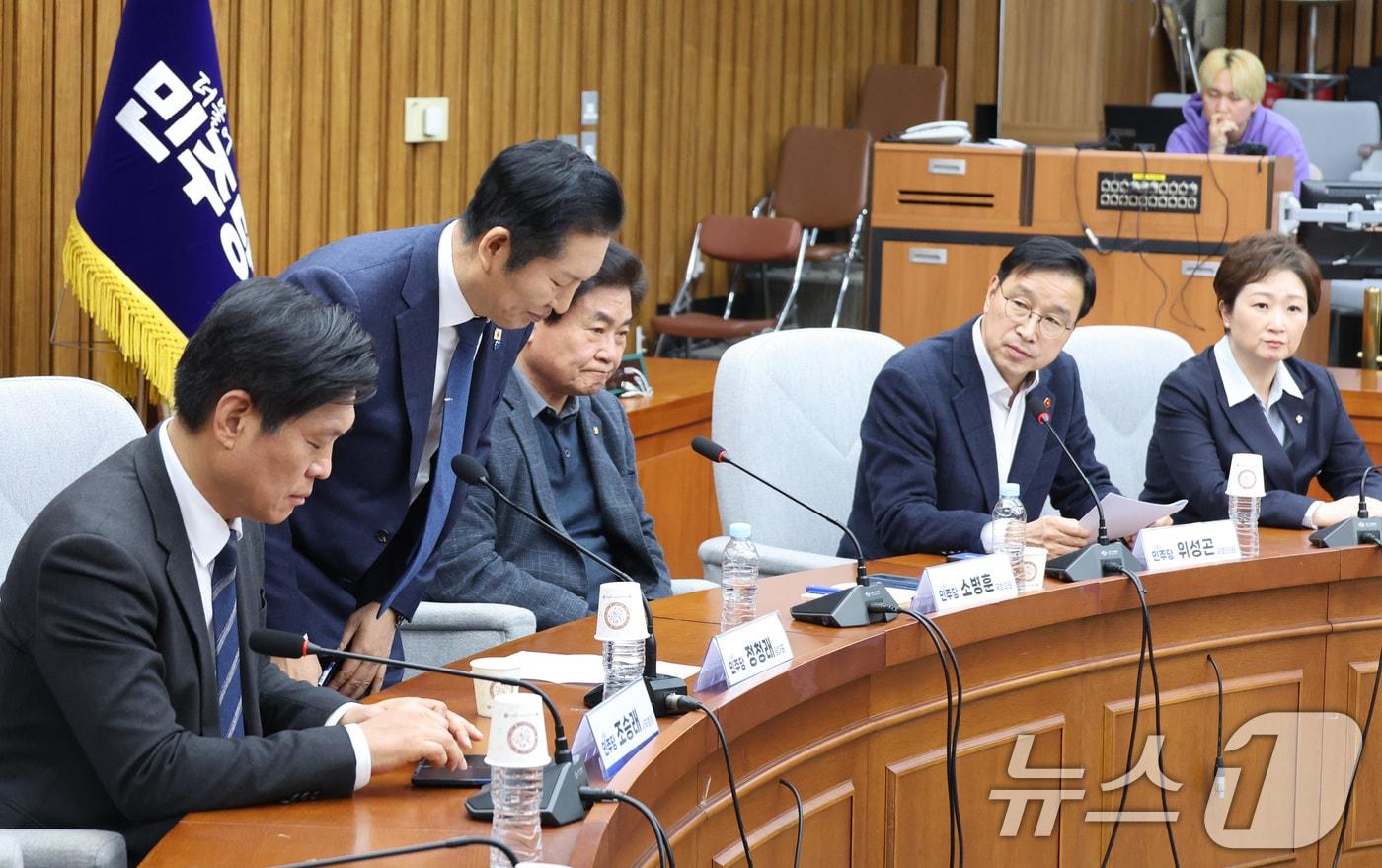 본문 이미지 - 정청래 더불어민주당 대표가 6일 서울 여의도 국회에서 열린 조국혁신당과의 합당 관련 3선의원 간담회에서 인사하고 있다. 2026.2.6 / ⓒ 뉴스1 신웅수 기자