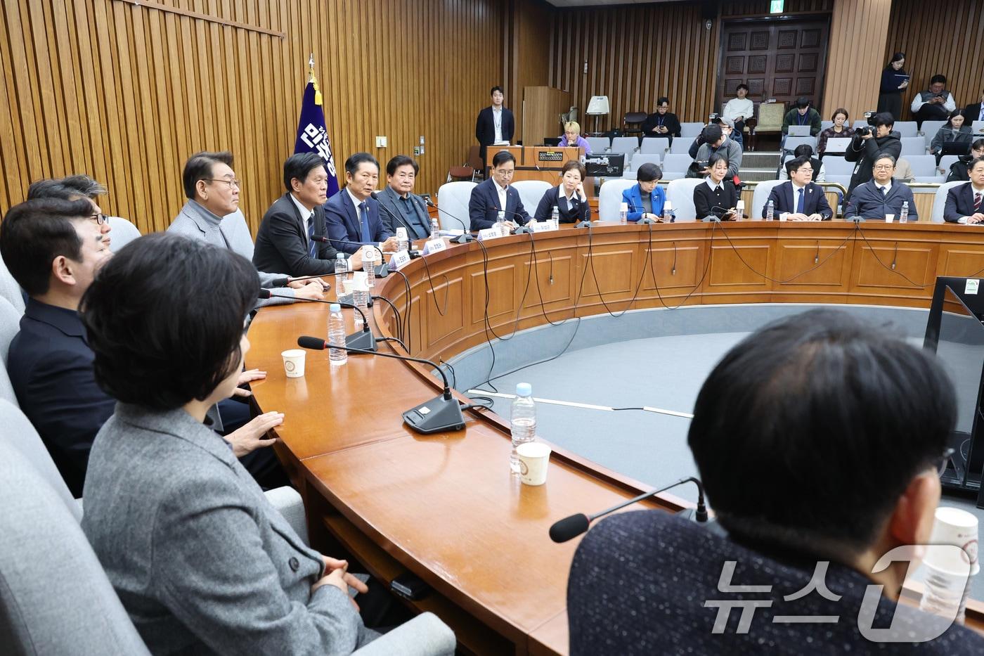 본문 이미지 - 정청래 더불어민주당 대표가 6일 서울 여의도 국회에서 열린 조국혁신당과의 합당 관련 3선의원 간담회를 하고 있다. 2026.2.6 / ⓒ 뉴스1 신웅수 기자