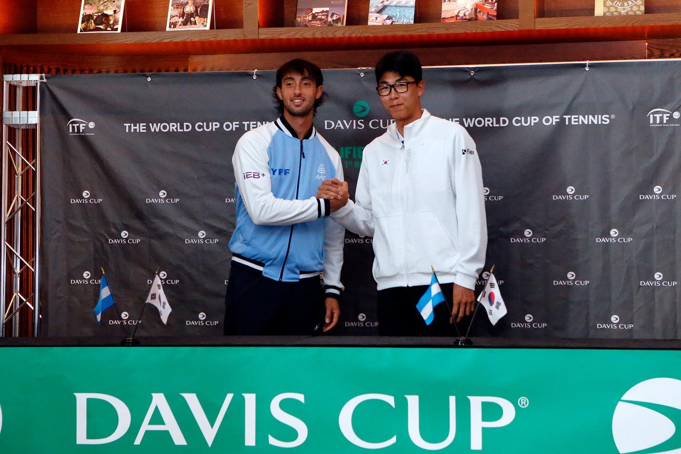 본문 이미지 - 7일 제1단식에서 맞붙는 정현(오른쪽)과 티아고 어거스틴 티란테. (대한테니스협회 제공)