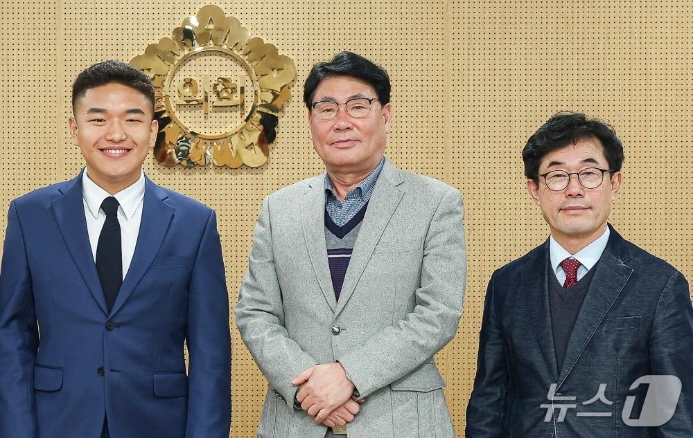 본문 이미지 - 한채훈(왼쪽부터)·김태흥·서창수 경기 의왕시의회 의원. (의왕시의회 제공. 재판매 및 DB 금지) 2026.2.6/뉴스1