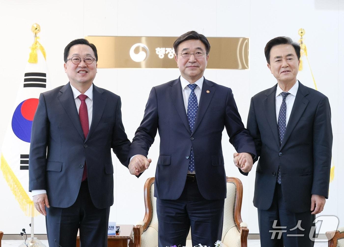 본문 이미지 - 이장우 대전시장(왼쪽)과 김태흠 충남지사(오른쪽)가 6일 윤호중 행안부장관과 기념 촬영을 하고 있다. (시 제공) / 뉴스1
