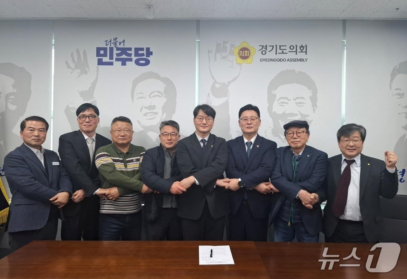 본문 이미지 - 이성식 경기도수의사회장은 4일 경기도의회 더불어민주당 회의실에서 최종현 도의원과 면담을 했다. 왼쪽 다섯 번째부터 손성일 경기수의사회장 당선인, 최종현 의원, 이성식 회장(수의사회 제공). ⓒ 뉴스1