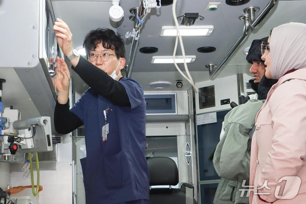 본문 이미지 - 지난달 30일 이라크 나시리야 심장센터 의료진이 한림대성심병원 에크모(ECMO·체외막 산소 공급장치) 센터를 방문했다. (한림대성심병원 제공)