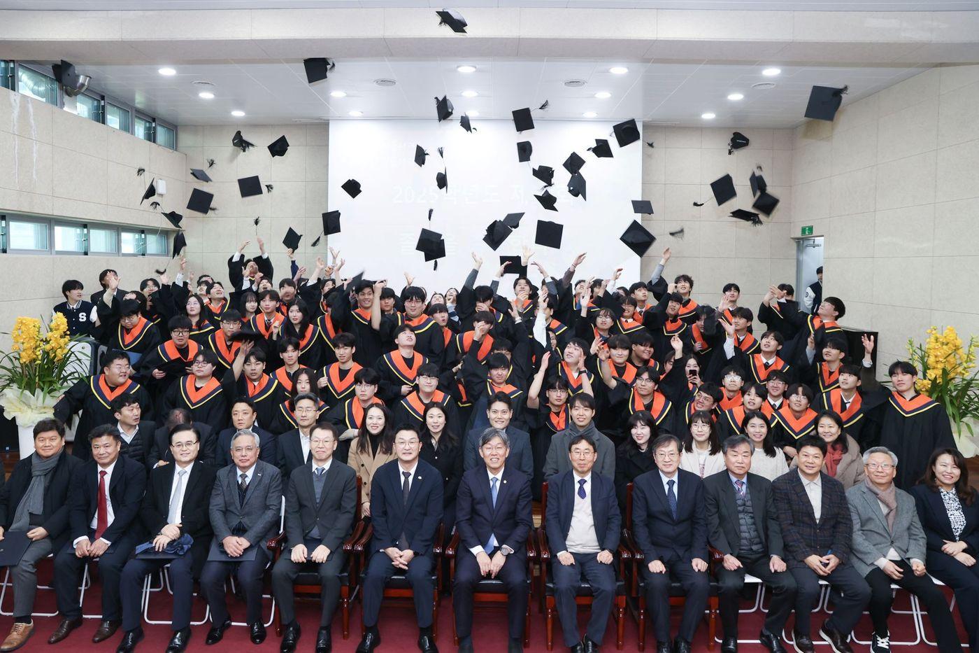 본문 이미지 - 김이탁 국토부 1차관(앞줄 가운데)이 6일 서울도시과학기술고등학교 8회 졸업식에 참석해 졸업생들과 기념촬영을 하고 있다.(국토교통부 제공)뉴스1ⓒ news1