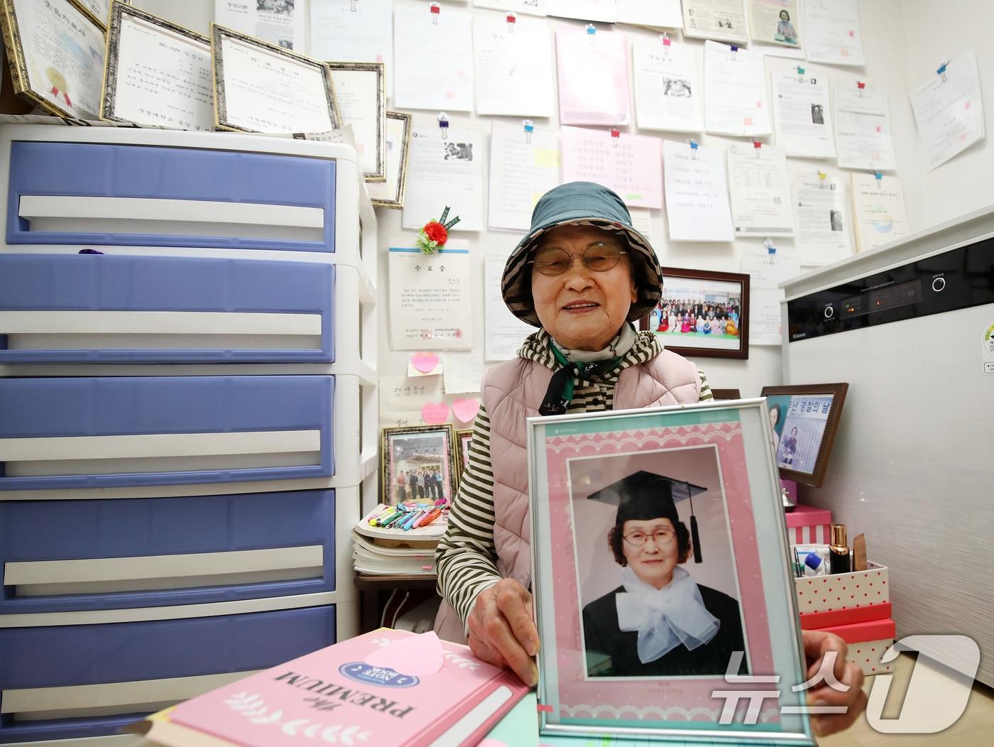 본문 이미지 - 구순(九旬)을 바라보는 '만학도' 박선민 할머니(87)가 자기 집 공부방에서 전문대 졸업사진을 보여주고 있다. 벽면에는 힘들었던 공부의 흔적과 상장이 훈장처럼 걸려 있다. ⓒ 뉴스1 공정식 기자 (재판매 및 DB 금지)
