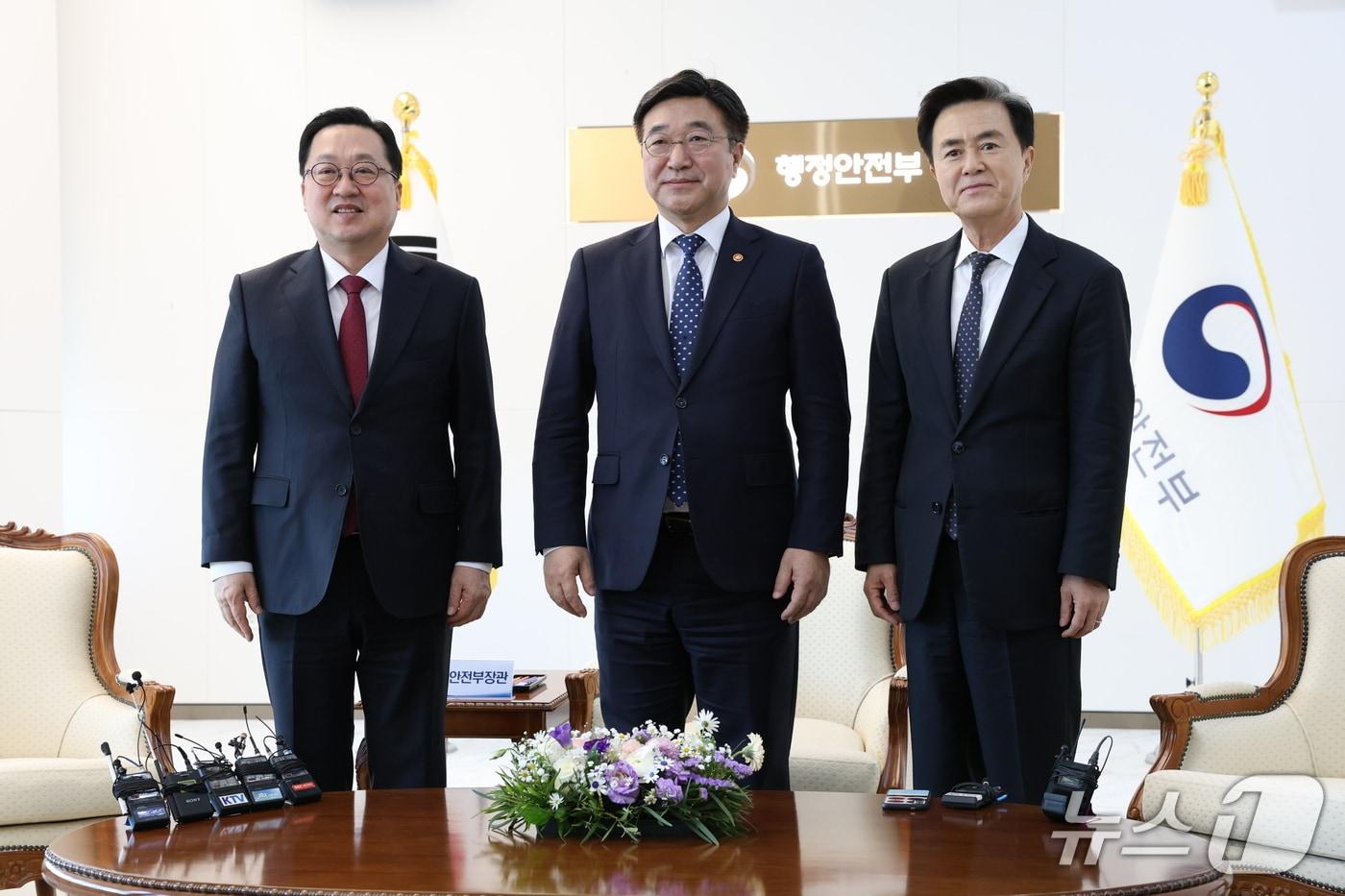 본문 이미지 - 김태흠 지사(오른쪽)와 이장우 시장(왼쪽)이 윤호중 행정안전부 장관을 만나 기념촬영을 하고 있다.(충남도 제공. 재판매 및 DB금지)/뉴스1 