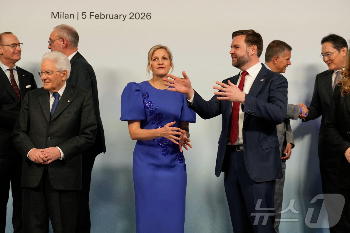 본문 이미지 - 이재용 삼성전자 회장이 5일 이탈리아 밀라노에서 열린 IOC 위원장 만찬에서 단체 사진 촬영을 앞두고 참석자들과 대화를 나누고 있다. 이재용 회장(오른쪽 첫째), 크리스티 코벤트리 IOC위원장, JD 밴스 미국 부통령(셋째). ⓒ 로이터=뉴스1