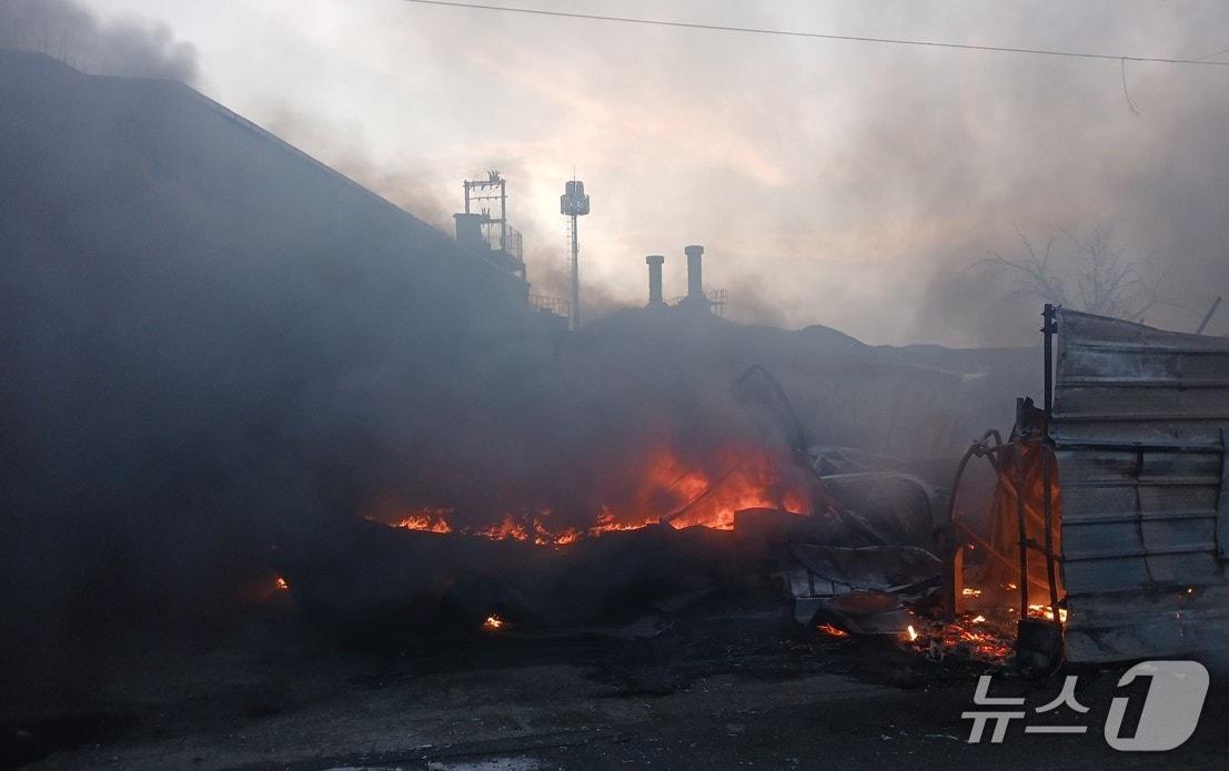 본문 이미지 - 6일 오후 4시 58분쯤 경북 칠곡군 북삼읍 율리 한 공장에서 불이 나 소방 대원들이 진화하고 있다.(경북소방본부 제공. 재판매 및 DB 금지)2026.2.6/뉴스1