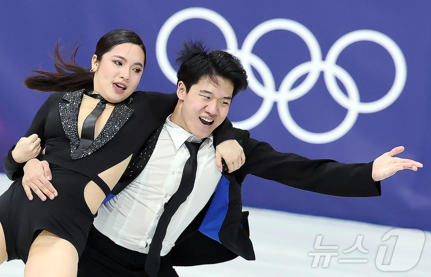 본문 이미지 - 권예와 임해나가 6일(현지시간) 이탈리아 밀라노 아이스 스케이팅 아레나에서 열린 2026 밀라노·코르티나담페초 동계올림픽 피겨스케이팅 팀 이벤트(단체전) 아이스댄스(리듬댄스)에 참가해 연기를 펼치고 있다. 2026.2.6 / ⓒ 뉴스1 김진환 기자