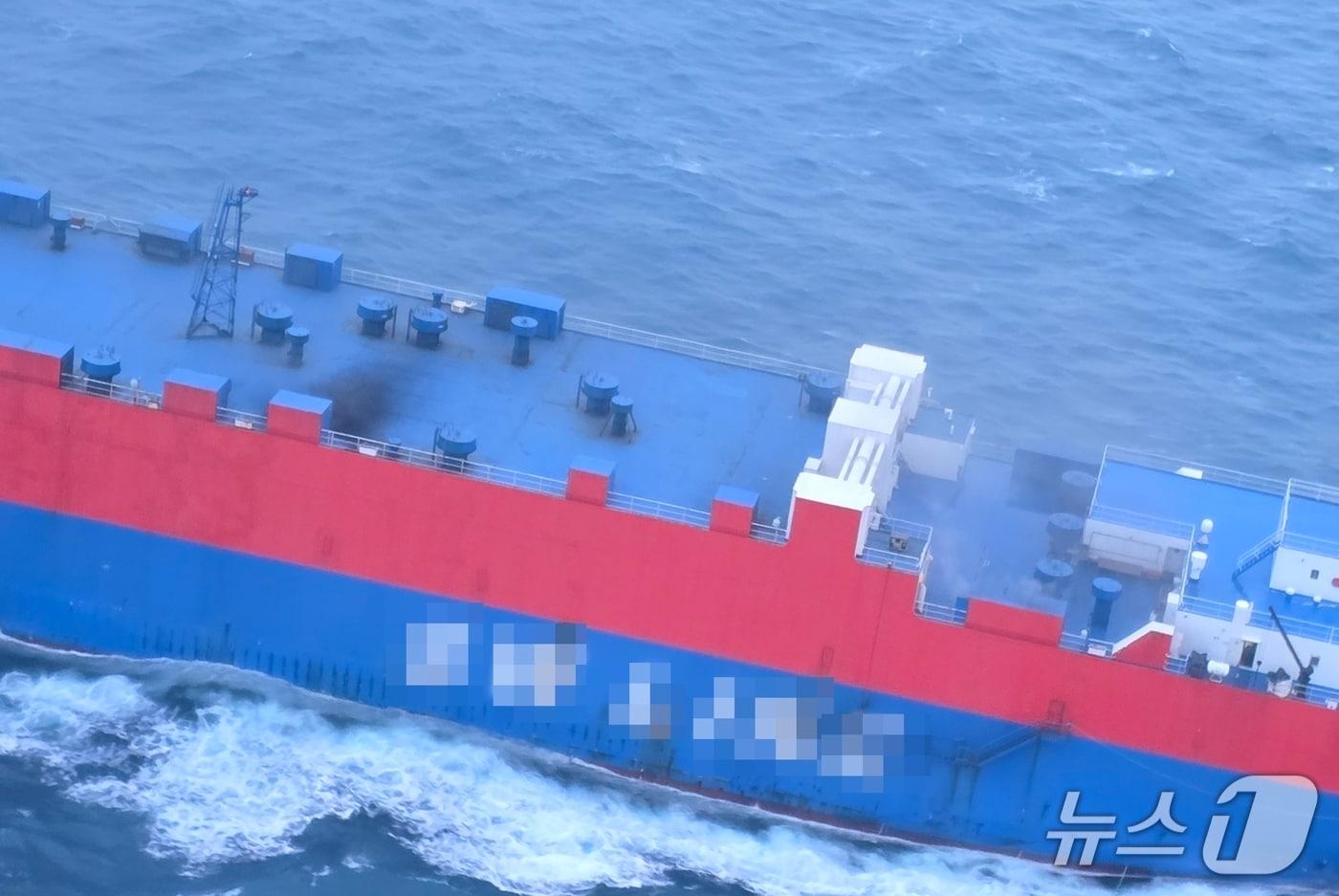 본문 이미지 - 6일 오후 제주발 목포행 화물선에서 차량 화재가 발생했다.(제주해양경찰서 제공. 재판매 및 DB 금지)