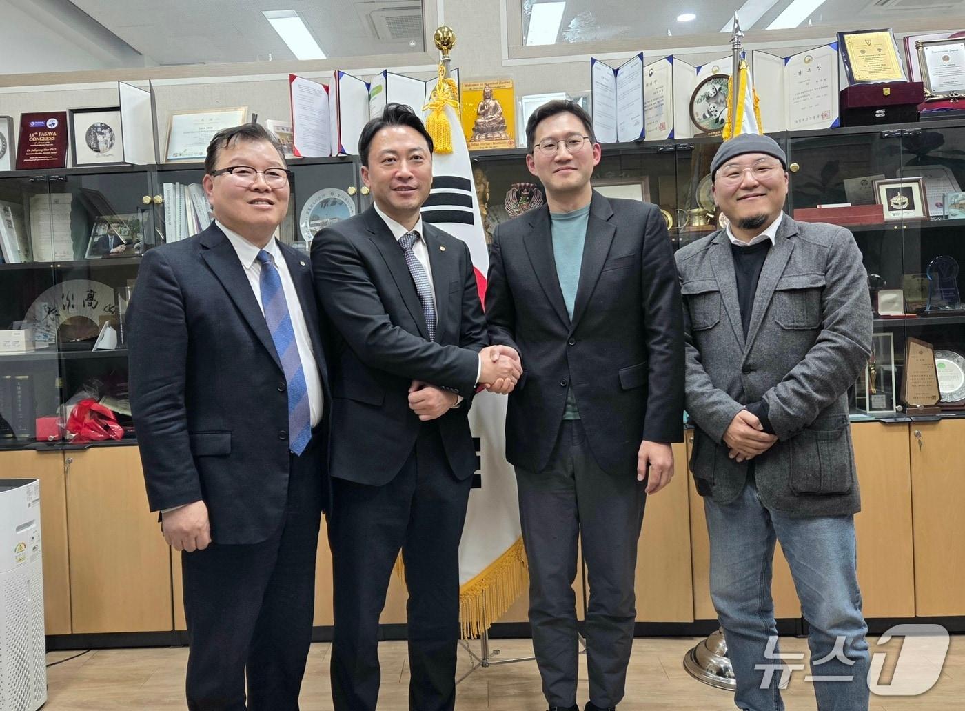 본문 이미지 - 6일 대한수의사회에서는 서울시수의사회 회장 선거 방식에 대한 논의가 진행됐다. 허주형 대한수의사회 회장(왼쪽부터), 서울시수의사회 회장 선거 기호 1번 황정연 후보, 기호 2번 이태형 후보, 김재현 서울시수의사회 선거관리위원회 위원장 ⓒ 뉴스1 한송아 기자