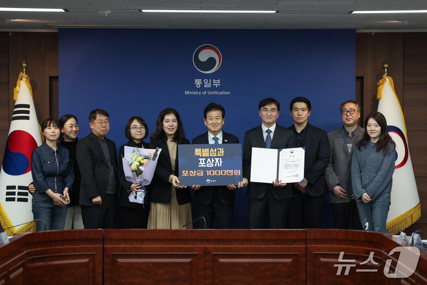 본문 이미지 - 통일부가 6일 서울 종로구 정부서울청사에서 '제1회 특별성과 포상심사위원회'를 개최하고 직원들에게 상장과 포상금을 수여했다고 밝혔다 (통일부 제공)